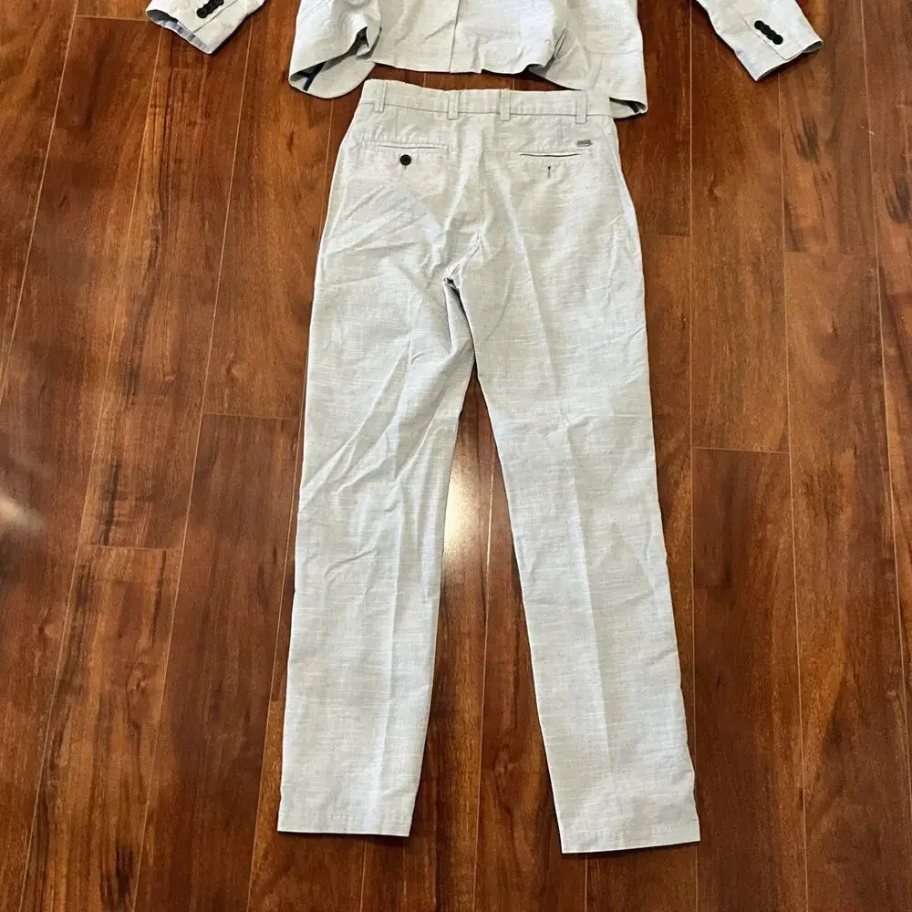 Hugo Boss breasted features classic