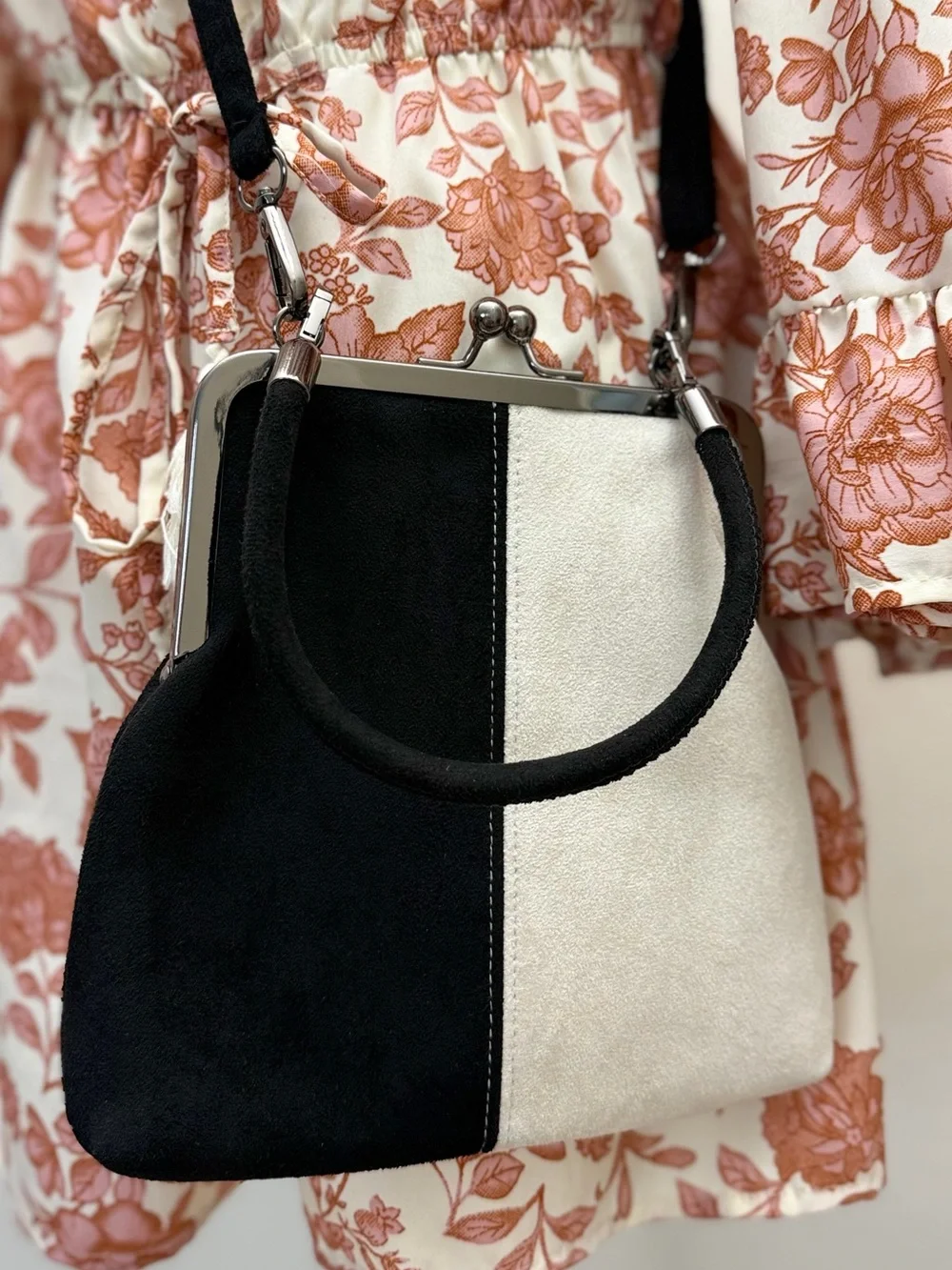 New Black & White Faux Suede Kiss Lock Crossbody Handbag Purse