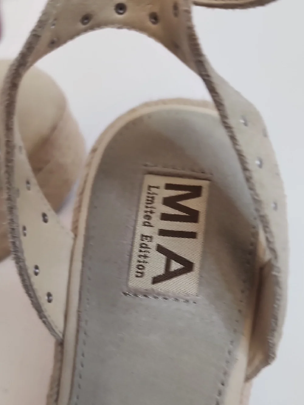 MIA beige suede