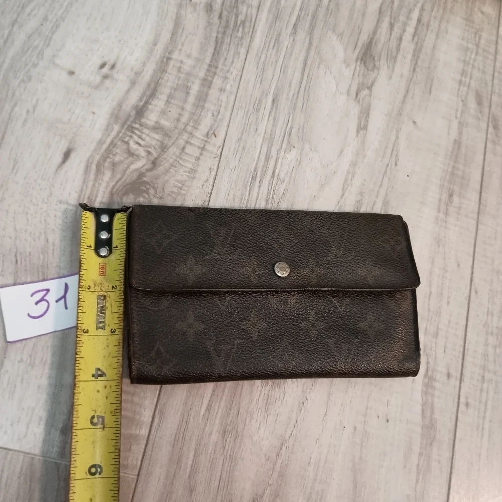 Louis Vuitton elegant louis