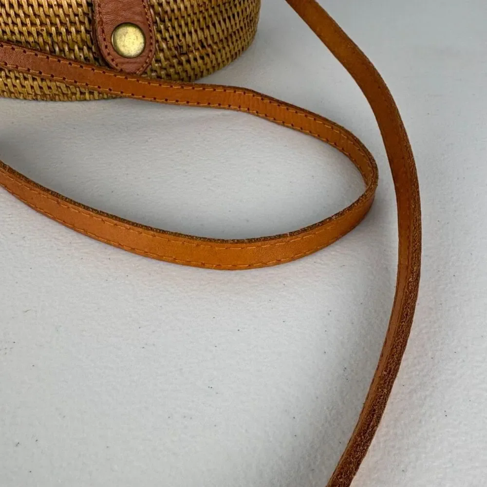 N/A handwoven round