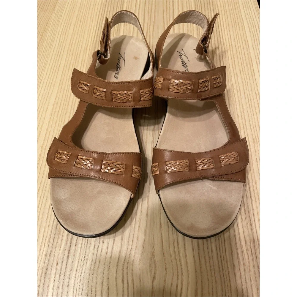 Trotters Romi Woven sandals in luggage leather‎ Size 10