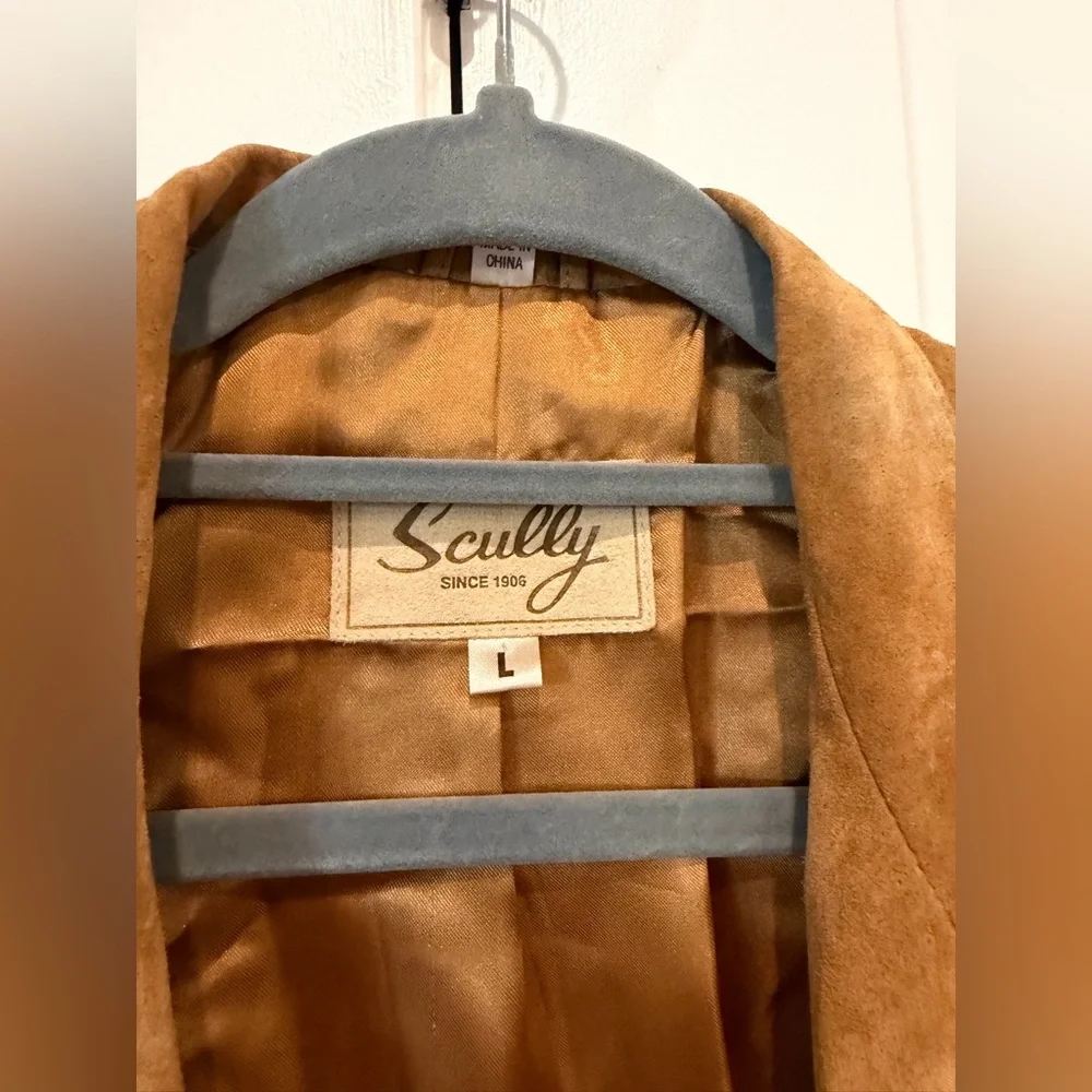 Scully features brown detail