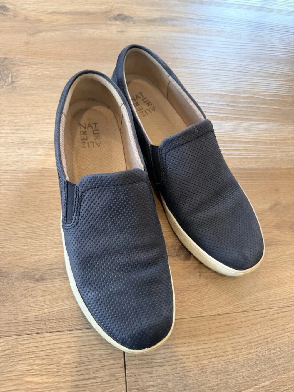 Naturalizer Marianne Black Perforated Leather Slip On Sneakers Women’s 10.5