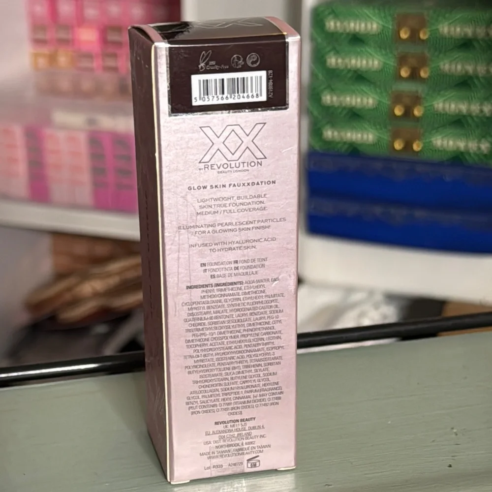 Makeup Revolution glowskin fauxdation