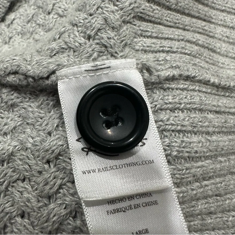 Rails button front
