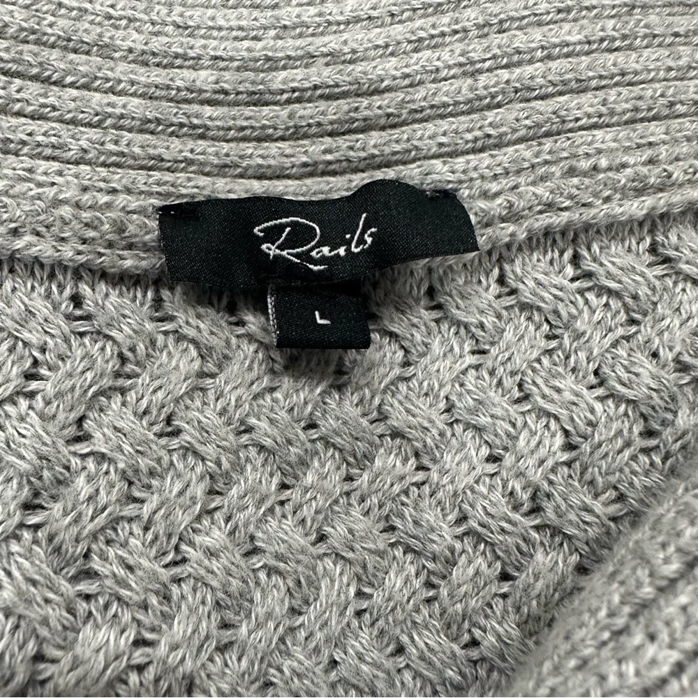 Rails button front