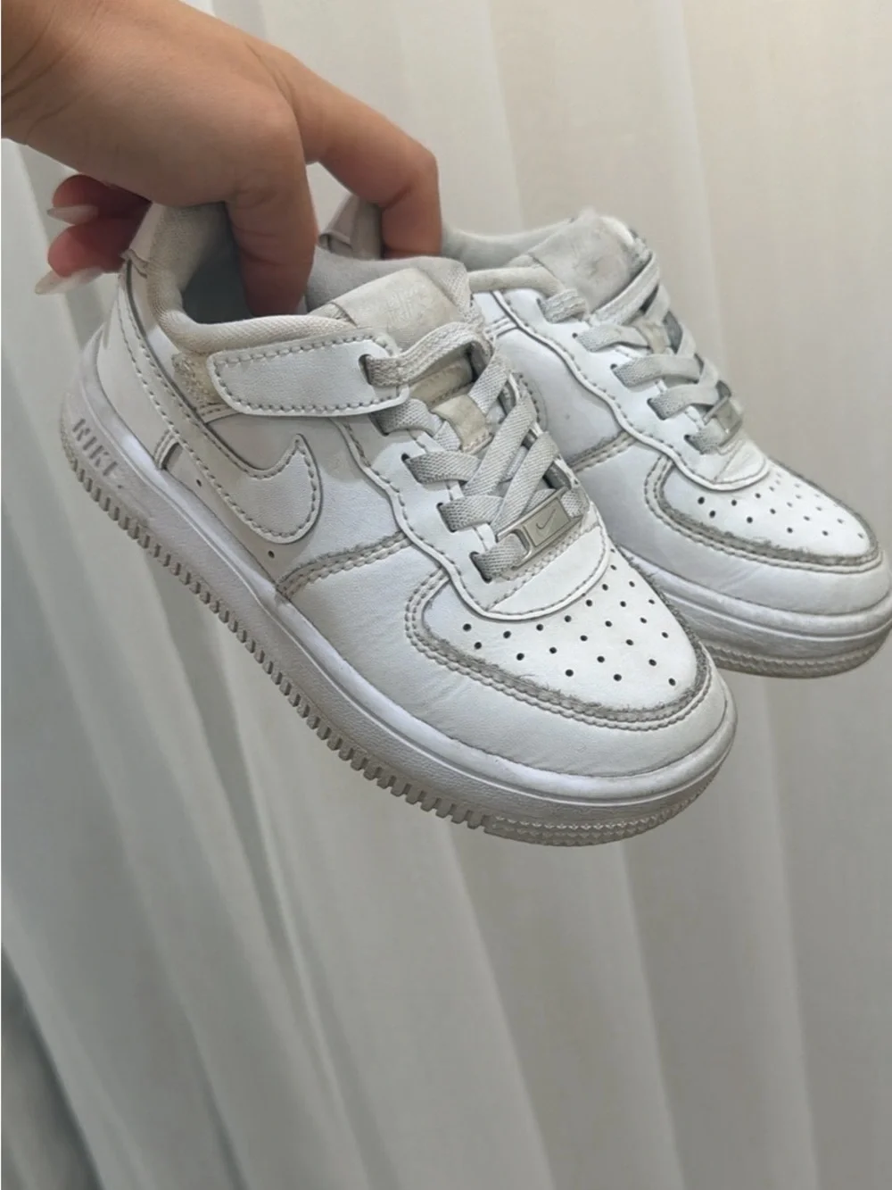 Nike White Kids Low-Top Sneakers with Velcro Strap