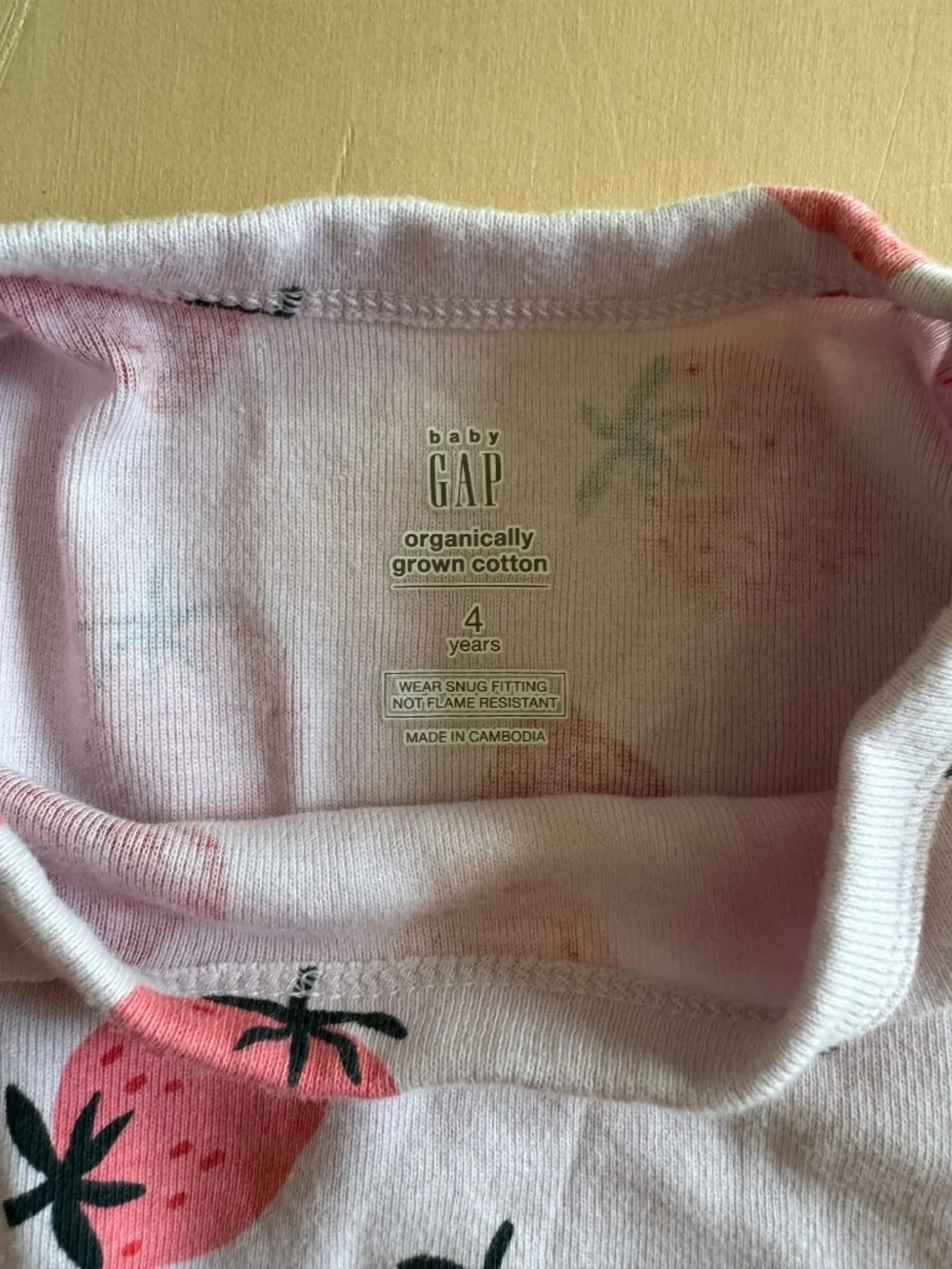 Gap strawberry print shortie pajamas • size 4 little kid • organic cotton