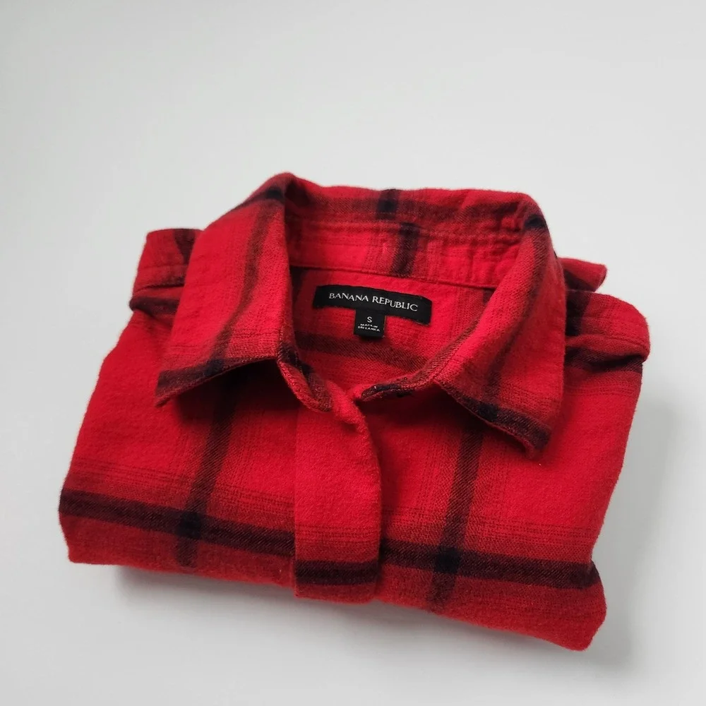 Banana Republic hidden button
