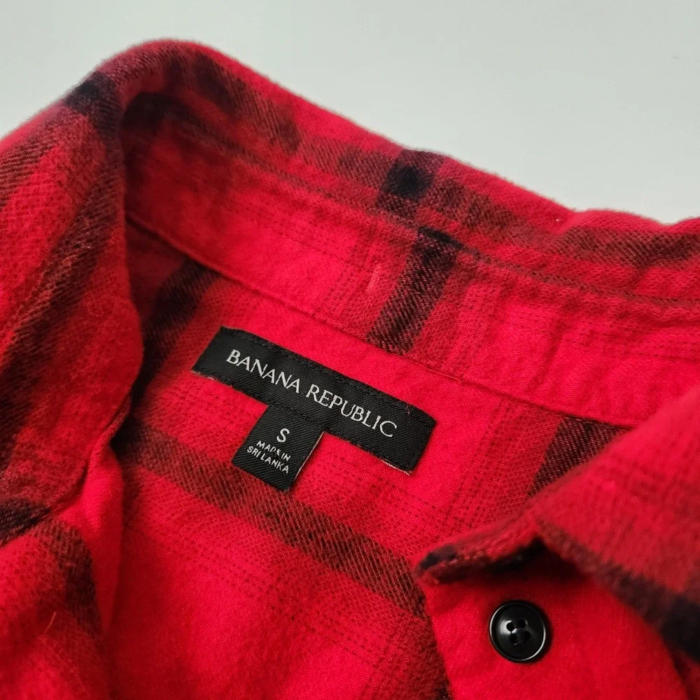 Banana Republic hidden button