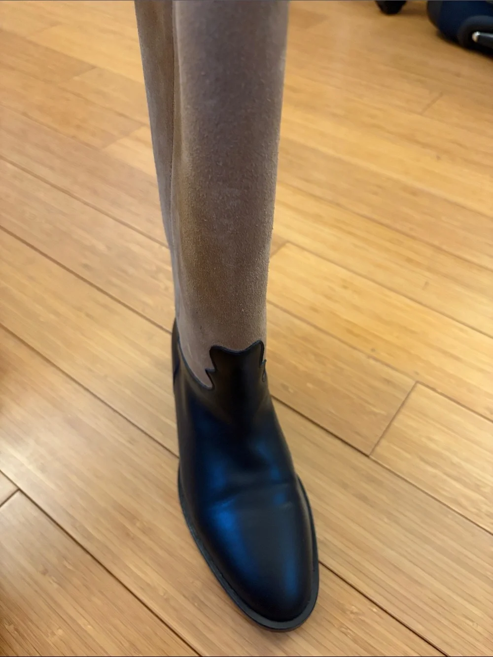 CHANEL cc knee
