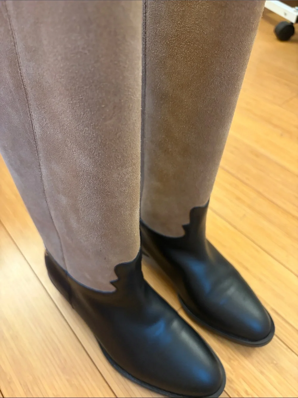 CHANEL cc knee
