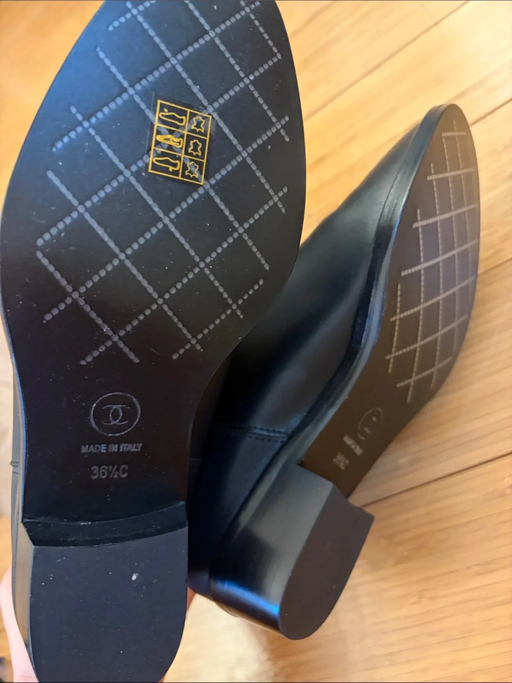 CHANEL cc knee