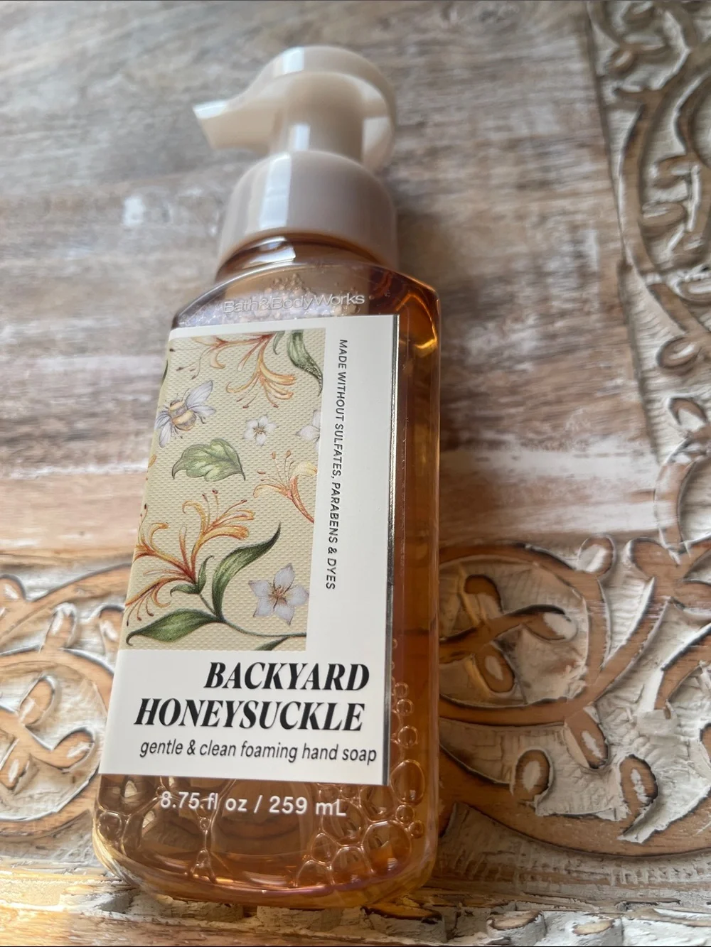 Bath & Body Works Backyard Honeysuckle Foaming Hand Soap - Amber & Cream