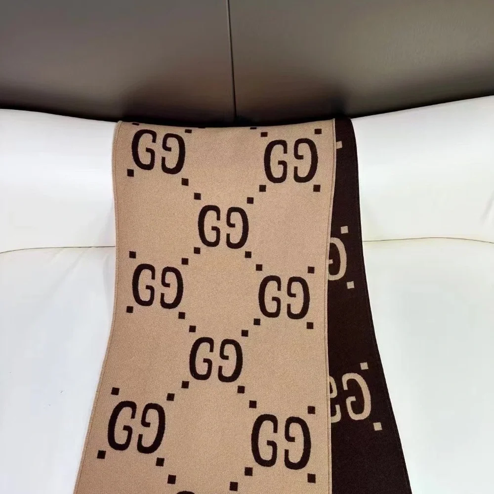 Gucci. lightweight knit