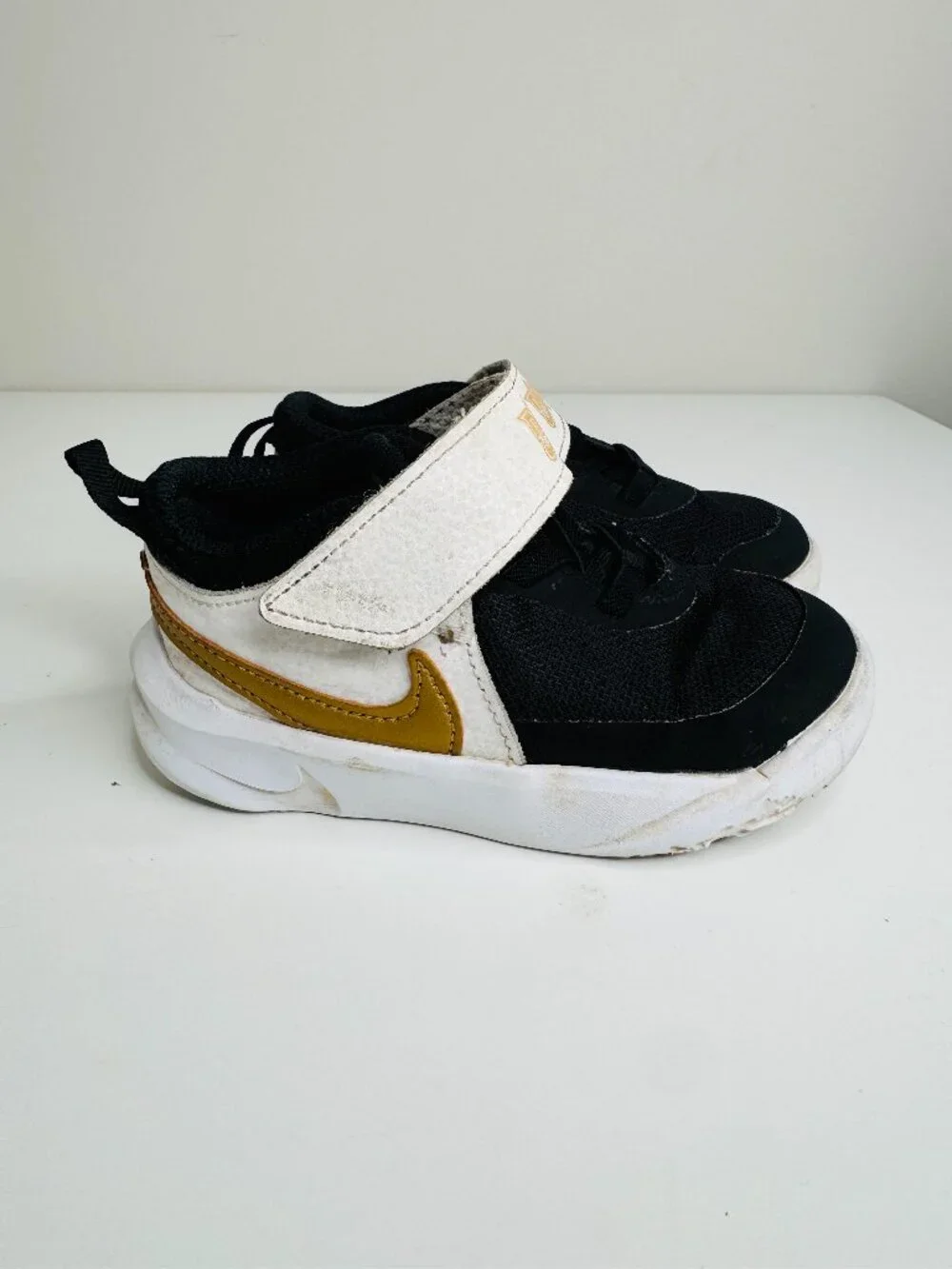 Nike Team Hustle D10 Baby Shoes Boys 8C Black White Hook and Loop Strap Leather