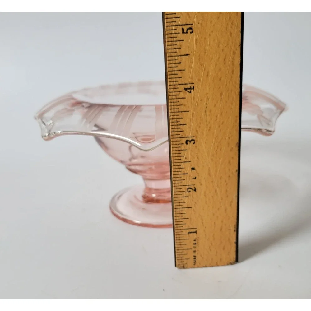 Unmarked features pedestal