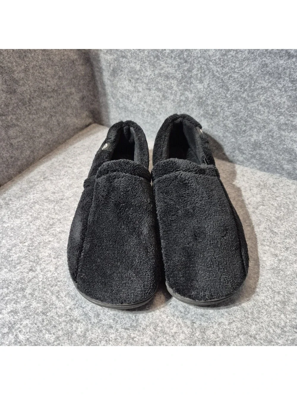 Isotoner Mens Slippers Size 9.5-10.5 Machine Washable