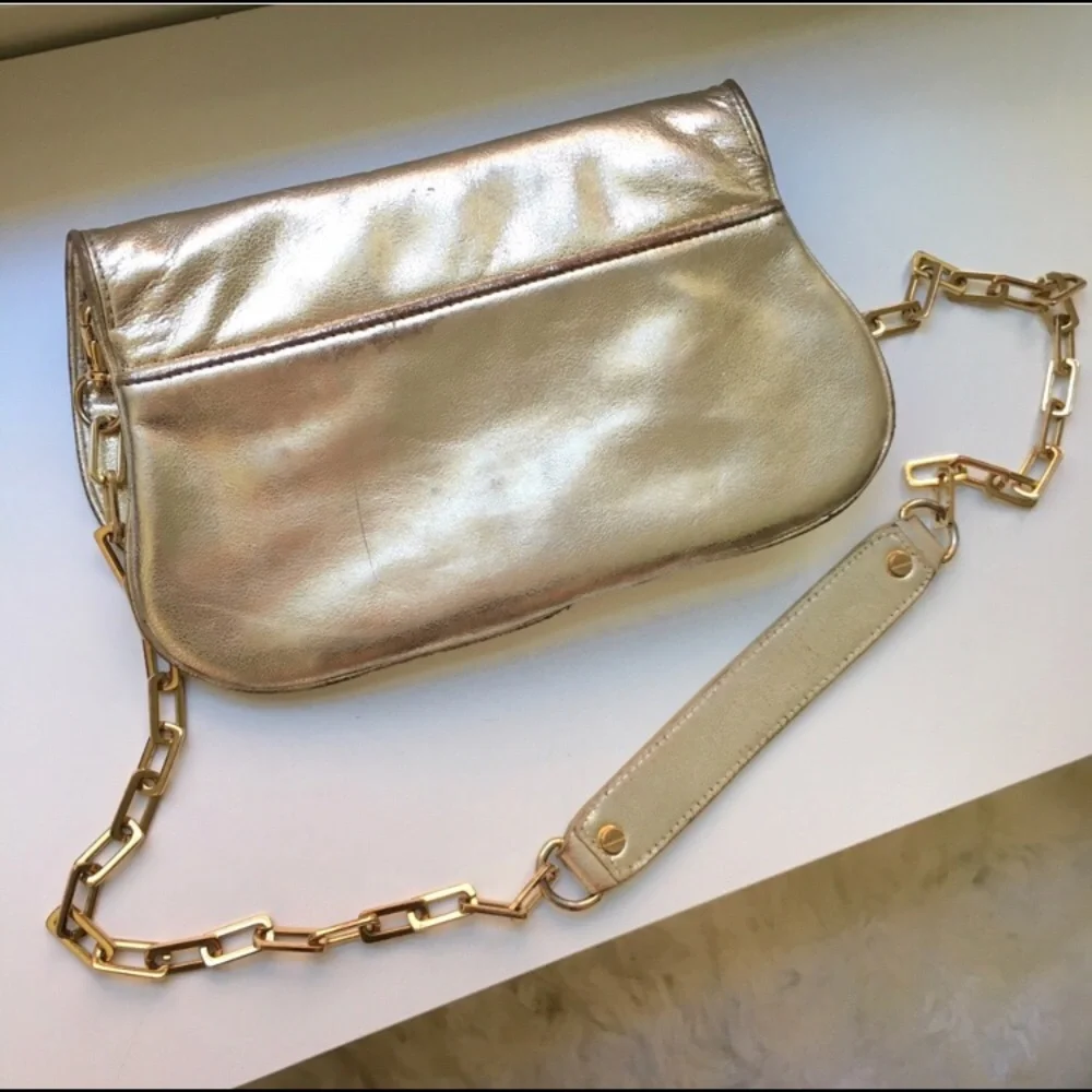 Tory Burch reposhing this