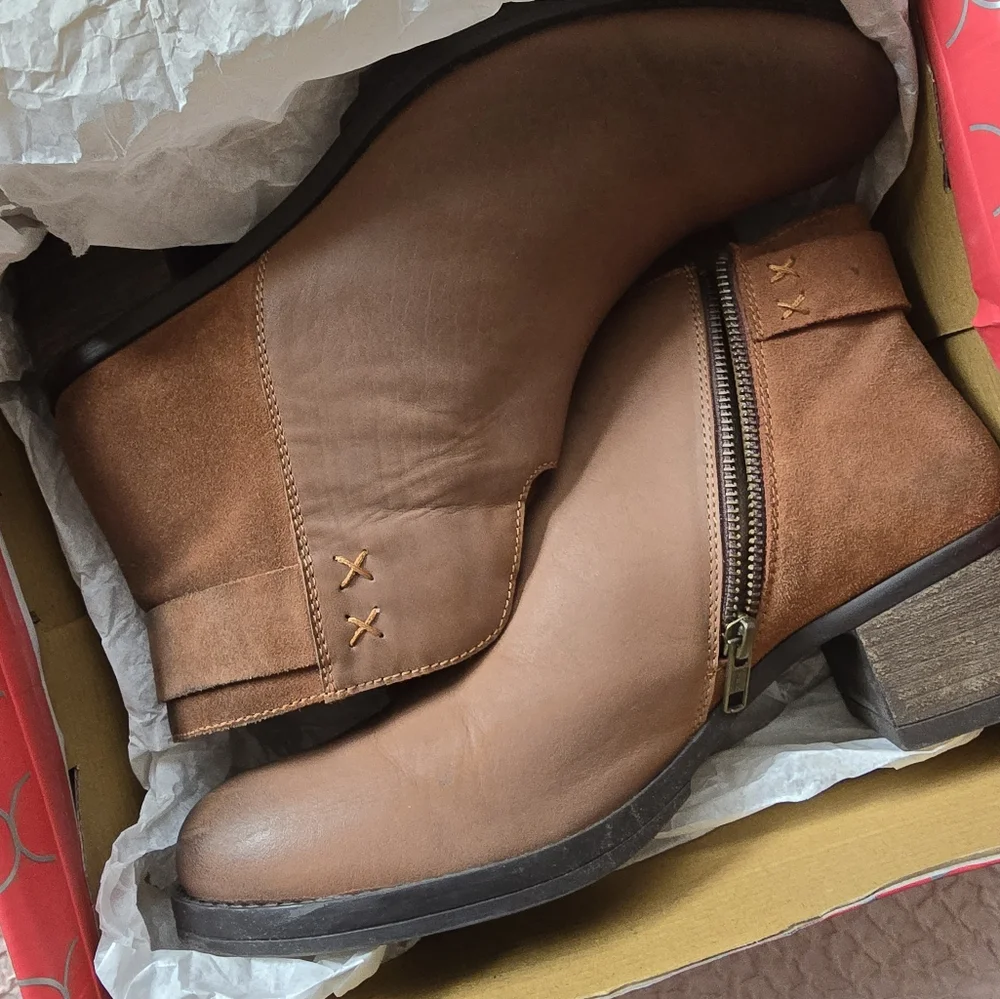 Skechers Women’s Leather Waterproof Round Toe Block Heel Fleek Cognac Boots
