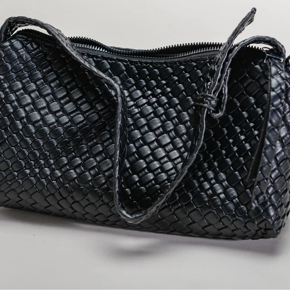 Black women’s Woven Shoulder Bag