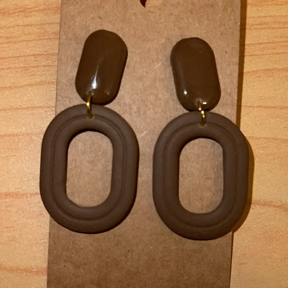 N/A elongated earrings
