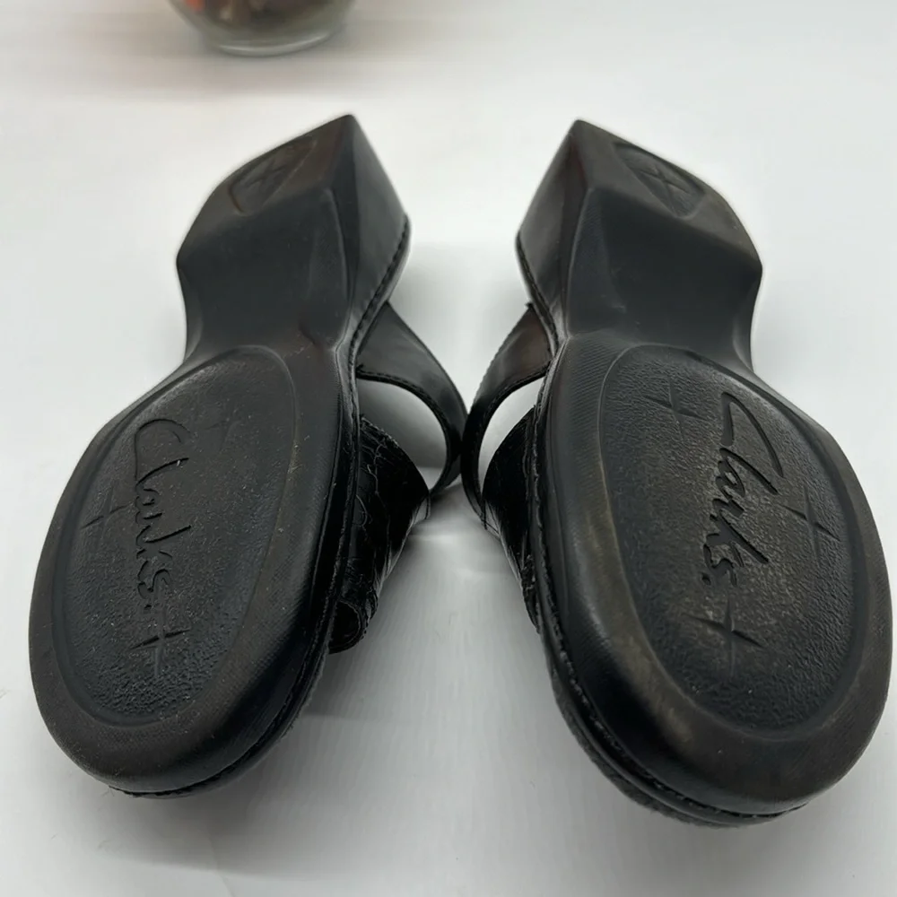 Clarks slip sandals