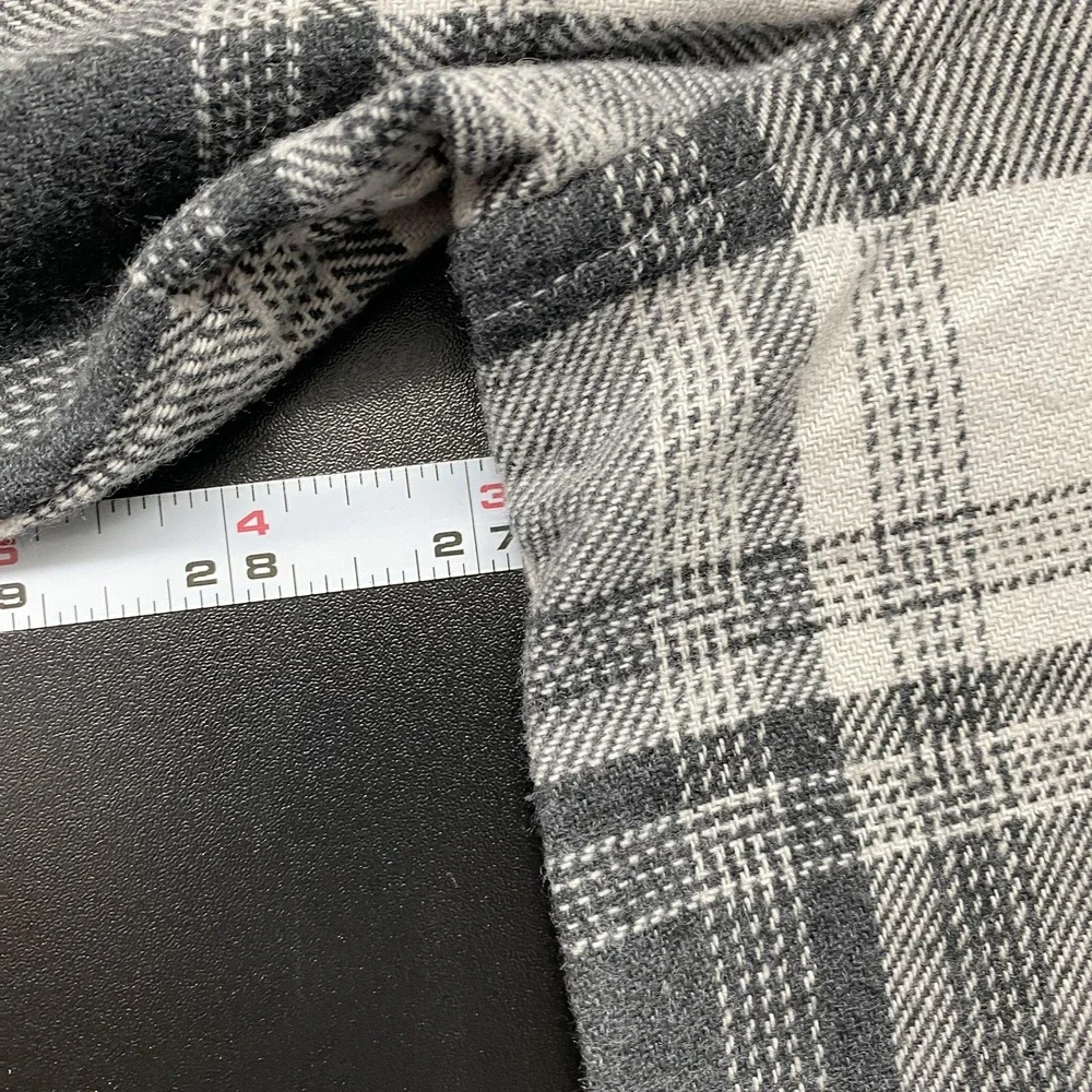 Eddie Bauer regular buttonholes