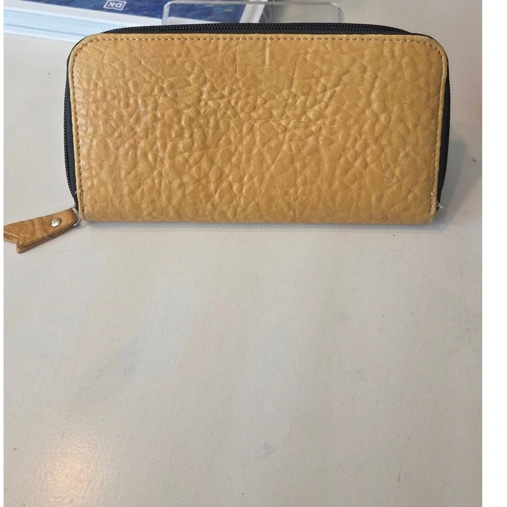 Steve Madden zippered features closure