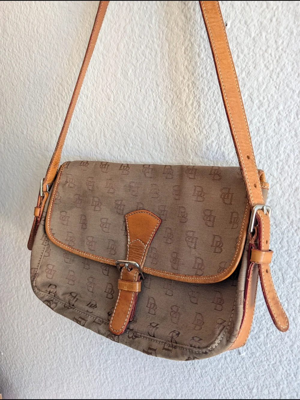 Dooney & Bourke elegant shoulder