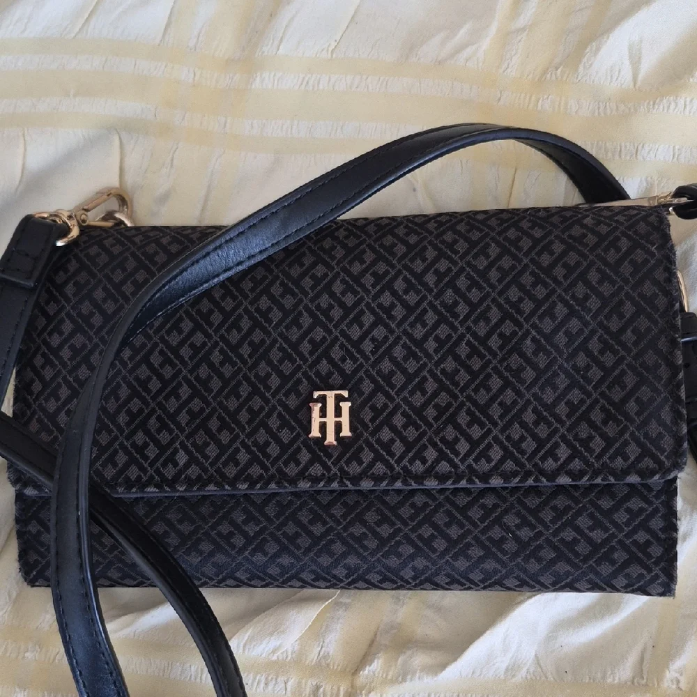 Tommy Hilfiger Signature Logo Black/Taupe Crossbody Wallet Shoulder Bag