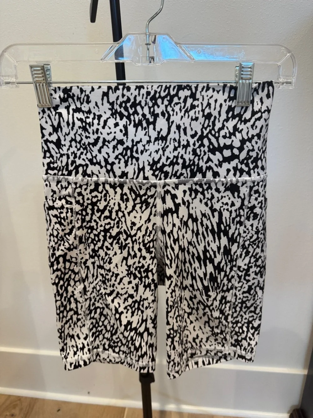 Athleta Salutation stash pocket II Abstract Print Bike Shorts