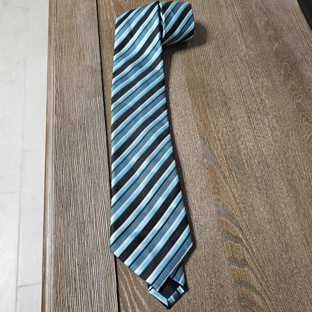 Kissa New York Stripped Men's Tie.‎