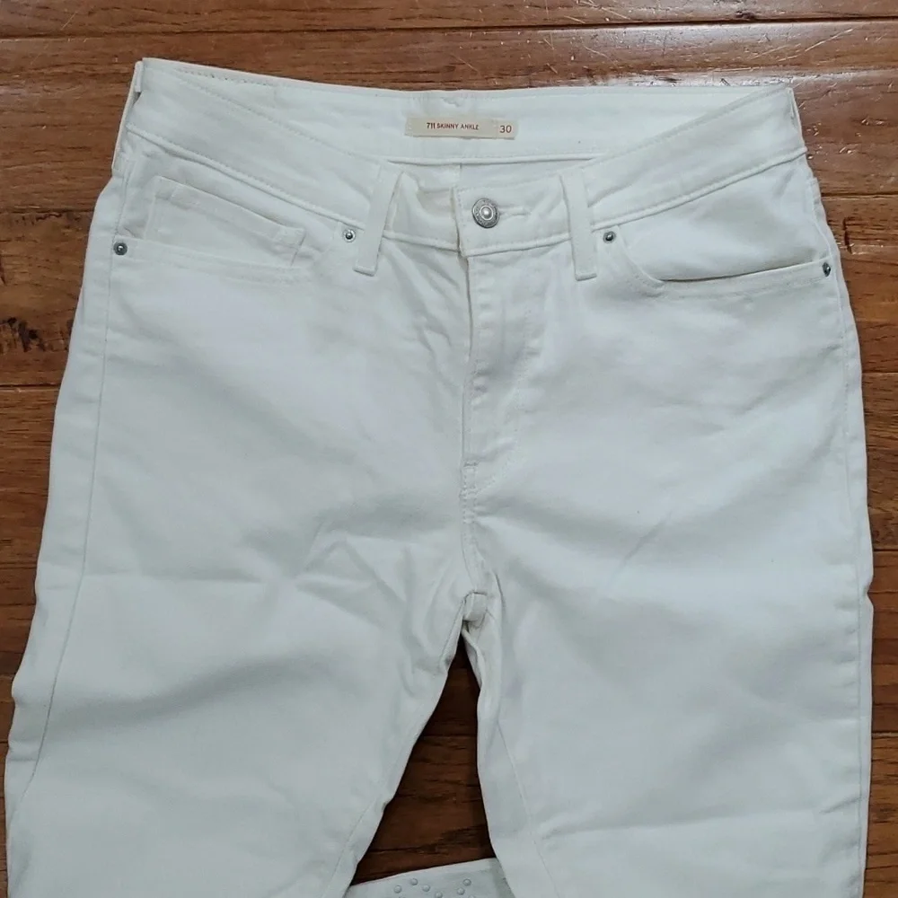 Levis levi 711