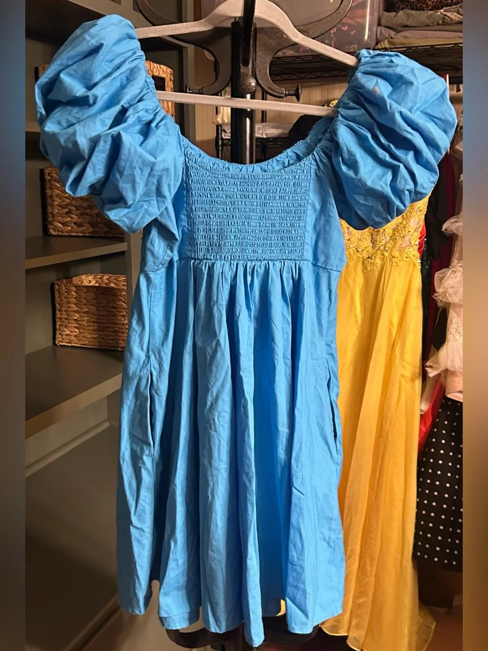 Abercrombie & Fitch neckline waist