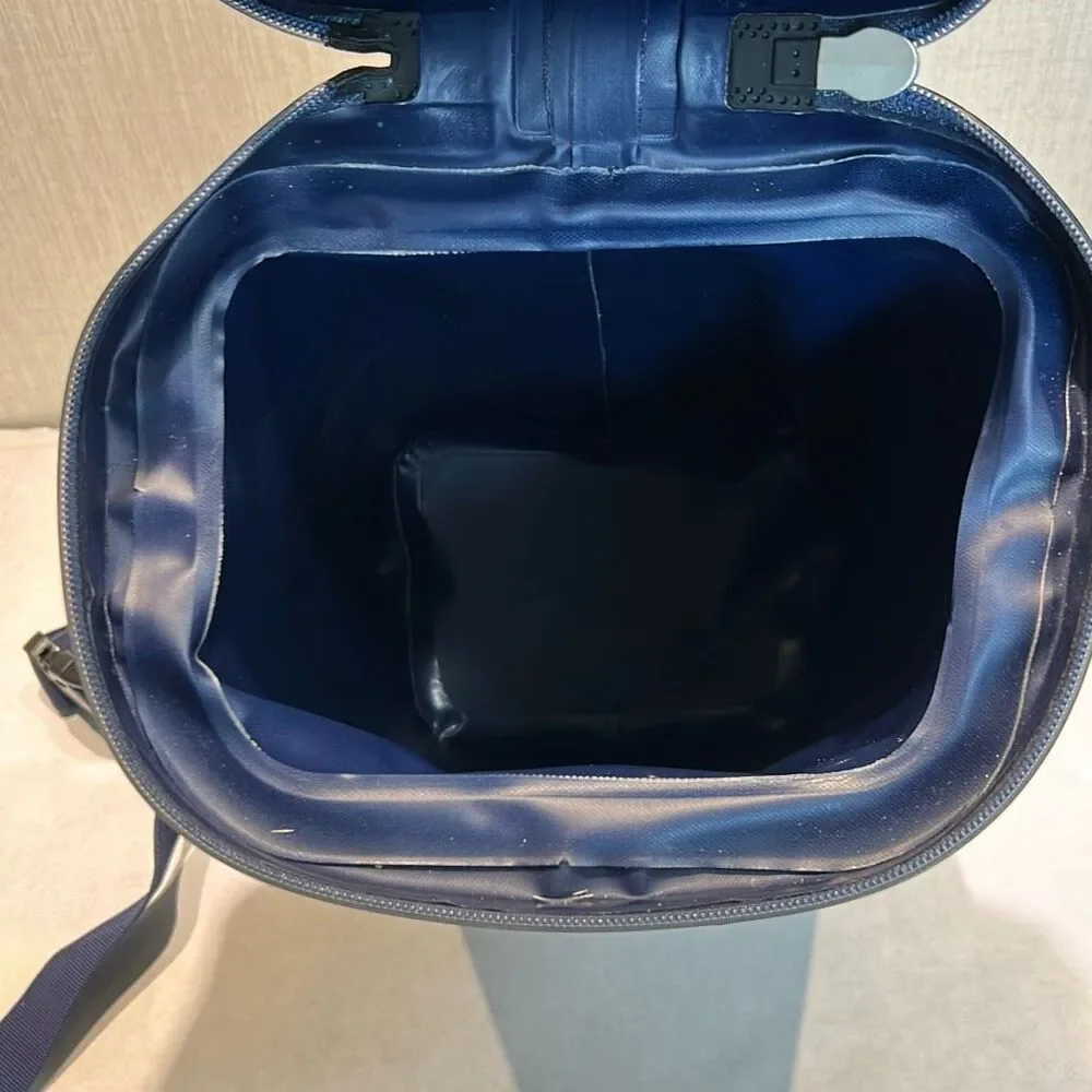 Vineyard Vines capacity free pocket