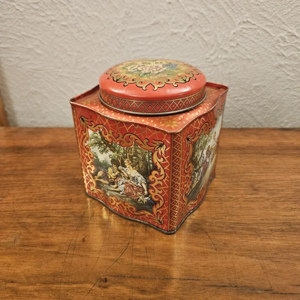 Vintage‎ Daher Tin Made In England EUC Red Floral Lovers Scenes