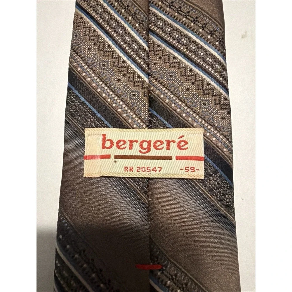 Bergere necktie features