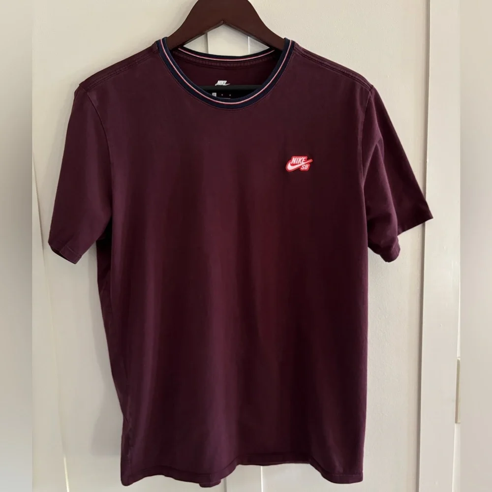 Nike SB Men’s Burgundy Short Sleeve T-Shirt