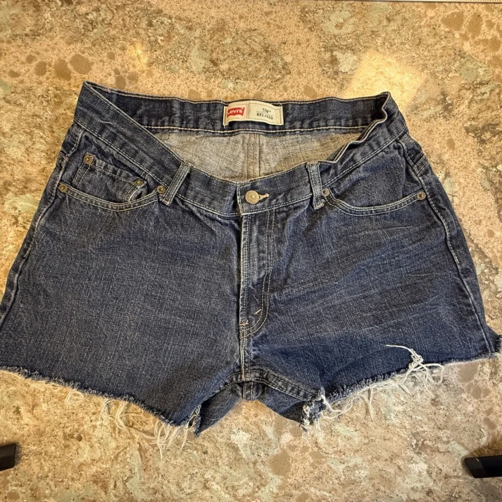 Levis 550 Relaxed Fit High Waisted Denim Cut Off‎ Shorts Medium Wash Blue Womens