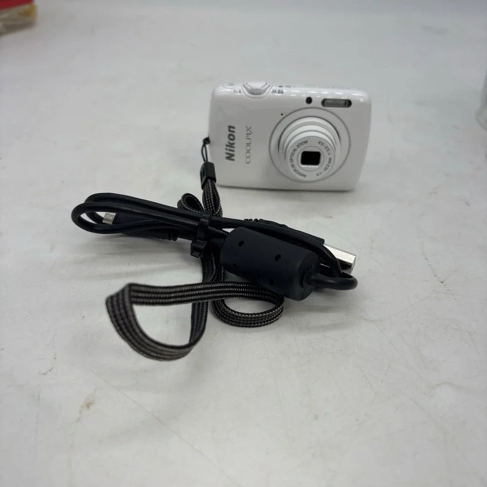 Nikon COOLPIX S01 White Digital Camera 10.1 MP 3x Zoom 1/2.9-inch CCD 7.3 GB