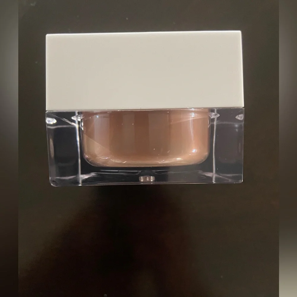 Jaclyn X Robin powder move loose setting powder in sheer rich.