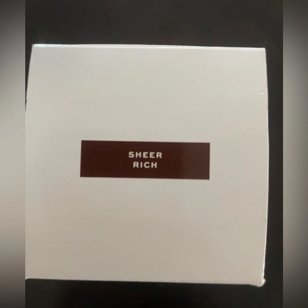 Jaclyn X Robin powder move loose setting powder in sheer rich.