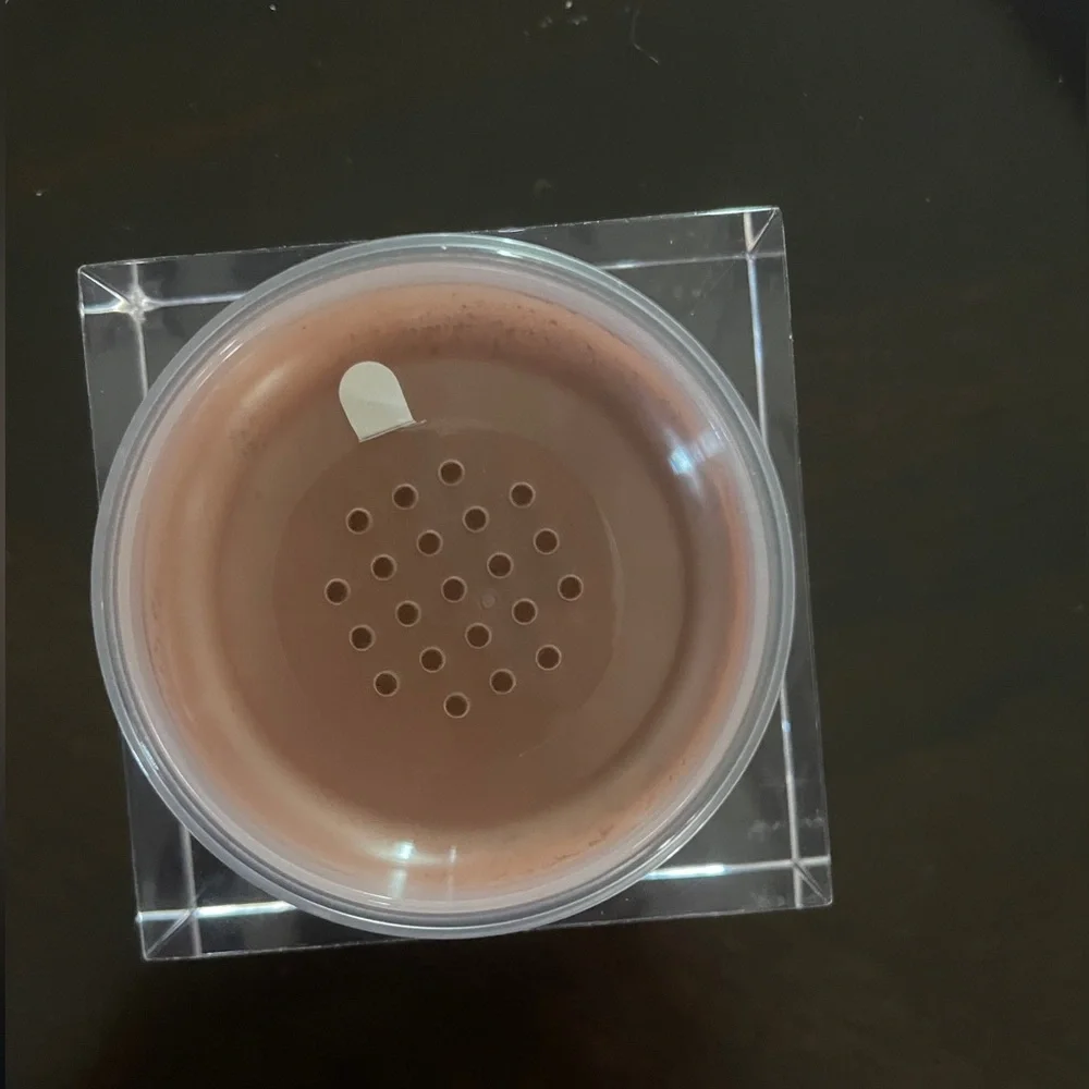 Jaclyn X Robin powder move loose setting powder in sheer rich.
