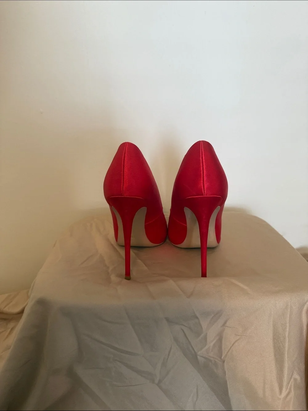 Elisabet Tang striking red
