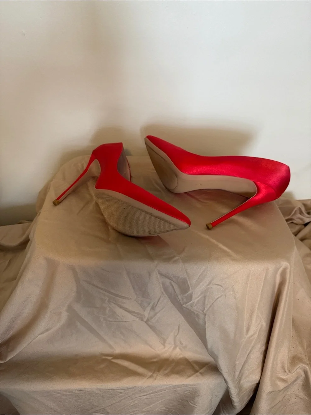 Elisabet Tang striking red