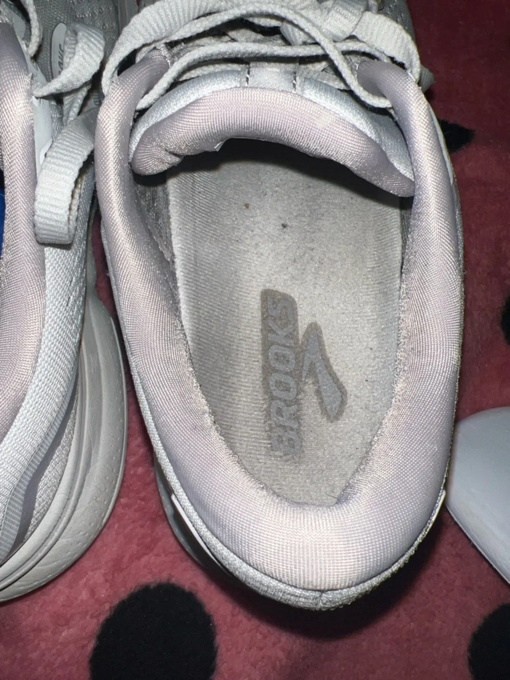 Brooks shoe image
