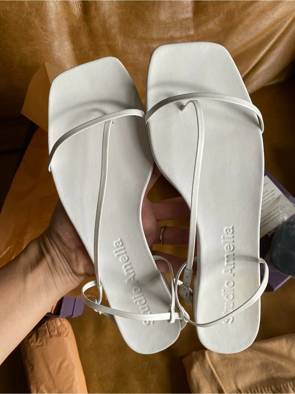 STUDIO AMELIA Cross Front Flat shoes strap sandals size 39 NEW white RETAIL $325