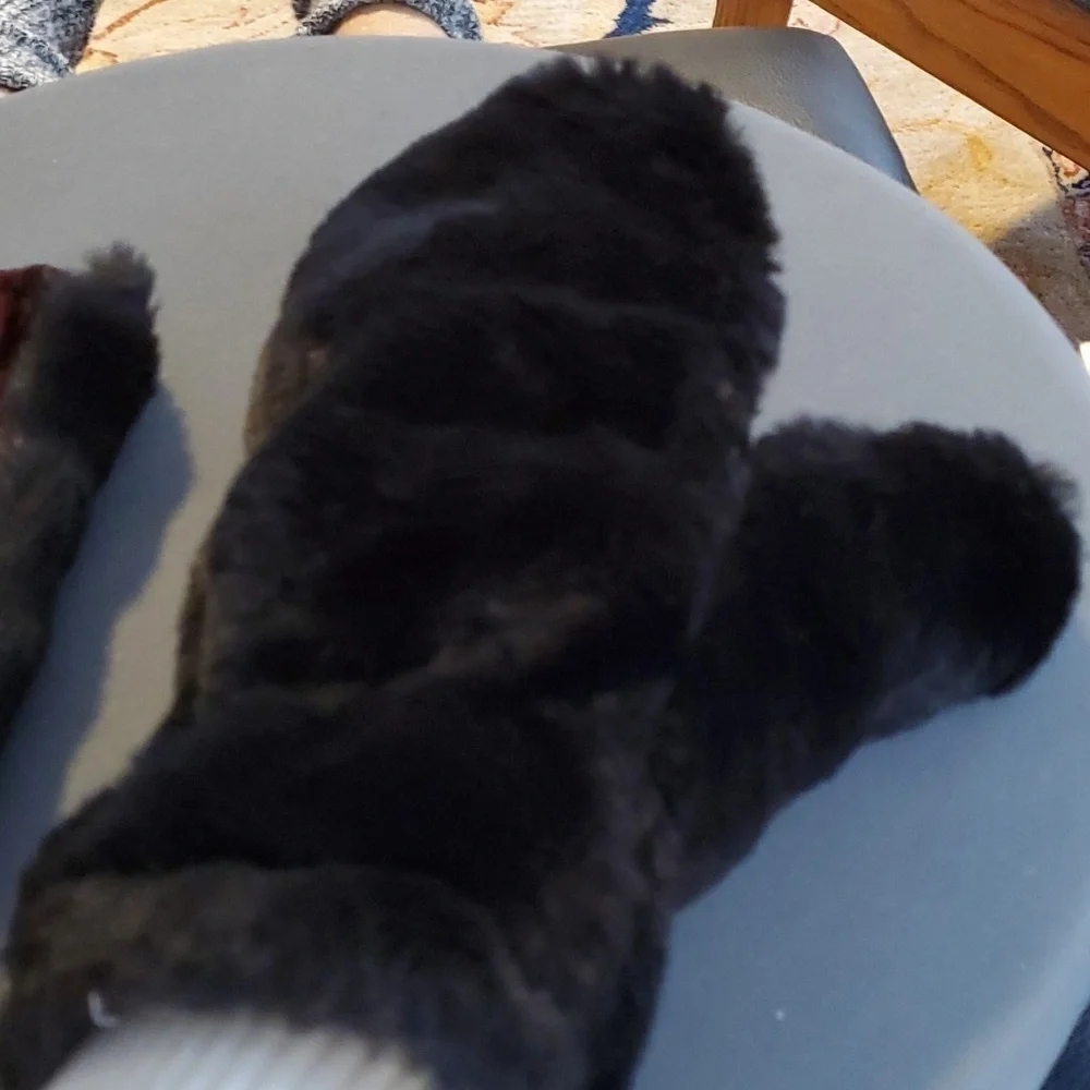 Faux fut mittens. Cozy and‎ soft. Completely lined. Very good used condition.